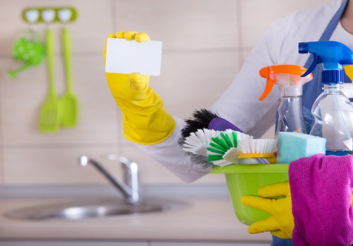 Cleaner preparing a flat cleaning appointment checklist